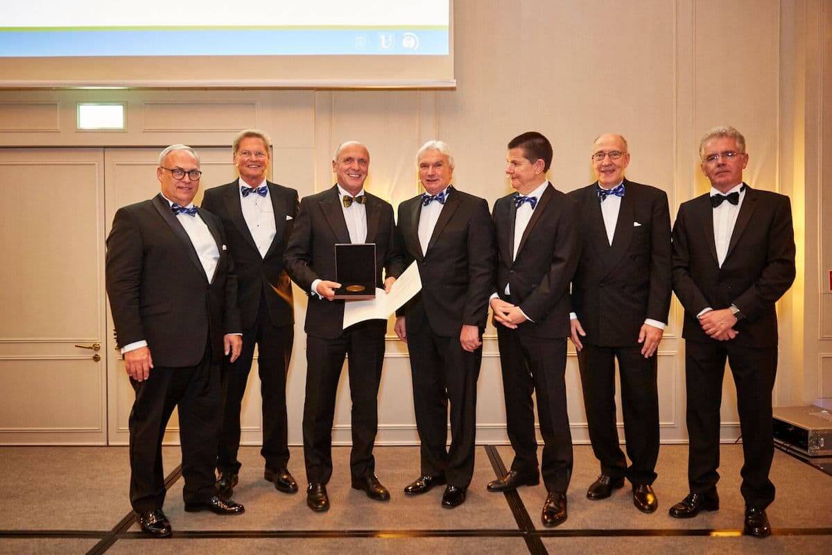 Vertreter der Deutschen Gesellschaft für Orthopädie und Orthopädische Chirurgie (DGOOC) überreichten die Georg-Hohmann-Plakette an Dr. Michael Weihermüller (v.l.): Prof. Dr. Dr. Bernd Kladny, Dr. med. Gerd Rauch, Dr. Michael Weihermüller, Prof. Dr. Dr. Werner E. Siebert, Univ. Prof. Dr. med. Joachim Windolf, Prof. Dr. med. Dietmar Pennig, Dr. med. Johannes Flechtenmacher. (Foto: Intercongress)