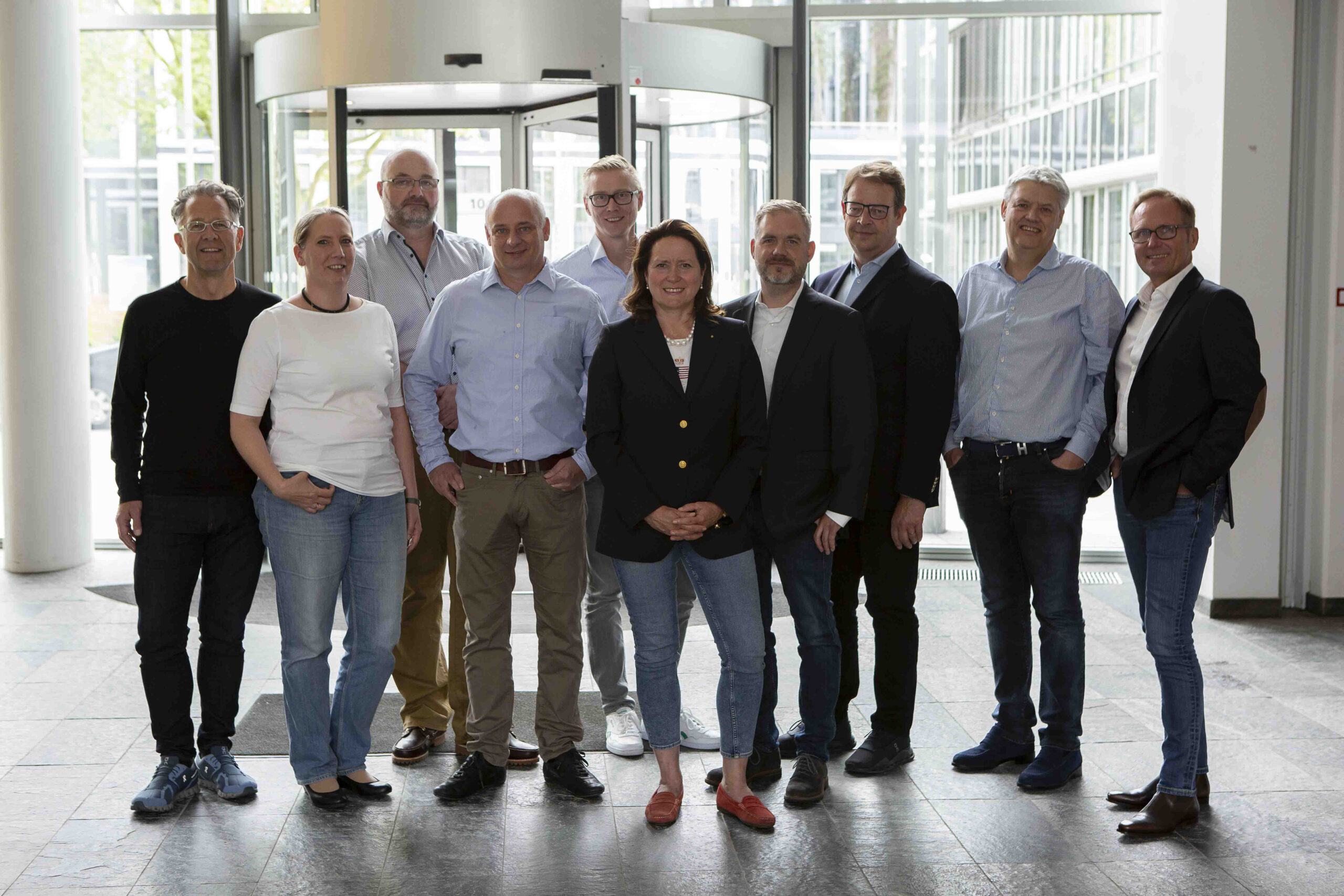 Von links: 
Alexander Pohl (Häussler Medizin- und Rehatechnik GmbH), Rahel Weidlich (Karl Fronhäuser GmbH), Stephan Thoma (Schaub KG), Stefan Wurster (Sanitätshaus Wurster GmbH), Matthias Kranz (hinten, Medizintechnik Jürgen K. Kranz GmbH), Heike Peter (R. Brandau & Sohn GmbH & Co.KG), Peter Kraft (Sanitätshaus Emil Kraft GmbH), Detlef Möller (Aufsichtsratsvorsitzender, Sanitätshaus Stolle GmbH & Co. KG), Ralf Lettermann (Lettermann Sanitätshaus GmbH), Jörg Reisgies (Vorsitzender der Gesellschafterversammlung, Brandes & Diesing OHG). (Foto: RehaVital)