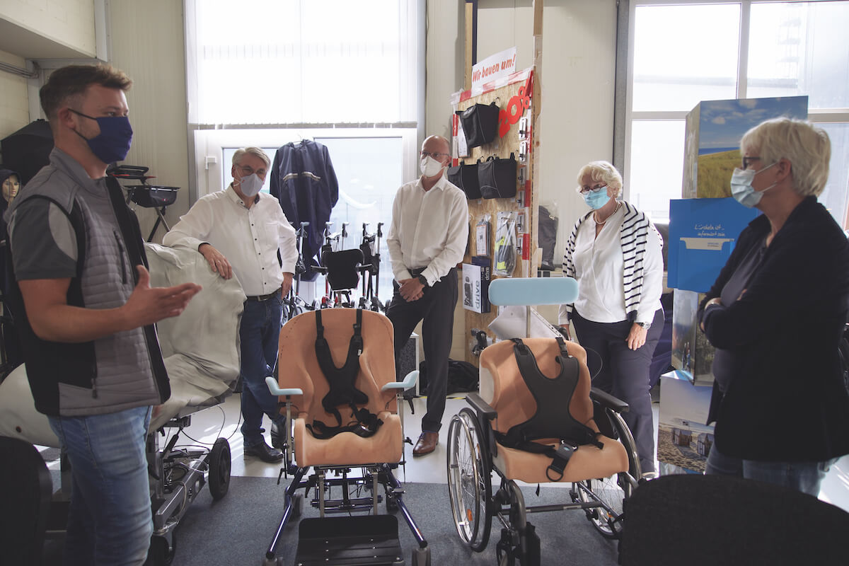 Reha-Techniker Justus Uppenkamp (v.l.), Heiner Schroer (stv. Obermeister der Innung für Orthopädie-Technik Münster), Alf Reuter (Präsident des BIV-OT), Adelheid Micke (Obermeisterin) und MdB Maria Klein-Schmeink (Foto: BIV-OT/Abel)