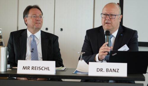 Wilfried Reischl (Bundesministerium für Gesundheit, l.) und Dr. Michael Banz, Leiter Rechtsabteilung der Paul Hartmann AG und Moderator des BVMed-Symposiums zum Medizinprodukterecht 2019. (Foto: BVMed)
