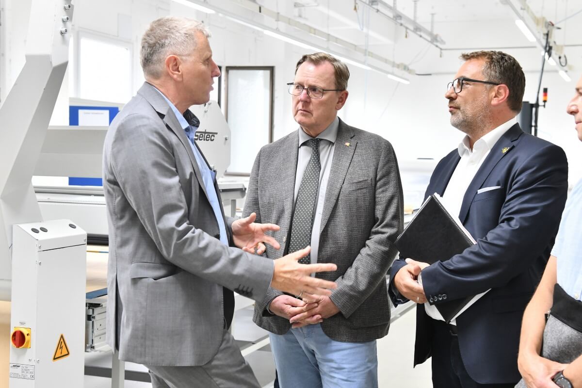 Andreas Lauth (li.) führte den Thüringer Ministerpräsidenten Bodo Ramelow (Mitte) sowie Geras Oberbürgermeister Julian Vonarb (re.) durch das Werk der Bauerfeind AG in Gera. (Foto: Bauerfeind)