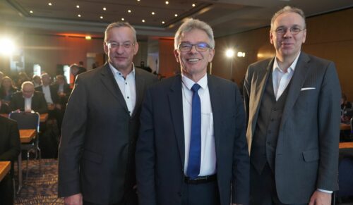 G-BA-Vorsitzender Prof. Josef Hecken mit BVMed-Vorsitzendem Dr. Meinrad Lugan (links) und BVMed-Geschäftsführer Dr. Marc-Pierre Möll (rechts) auf der BVMed-Mitgliederversammlung 2023(Foto: BVMed)