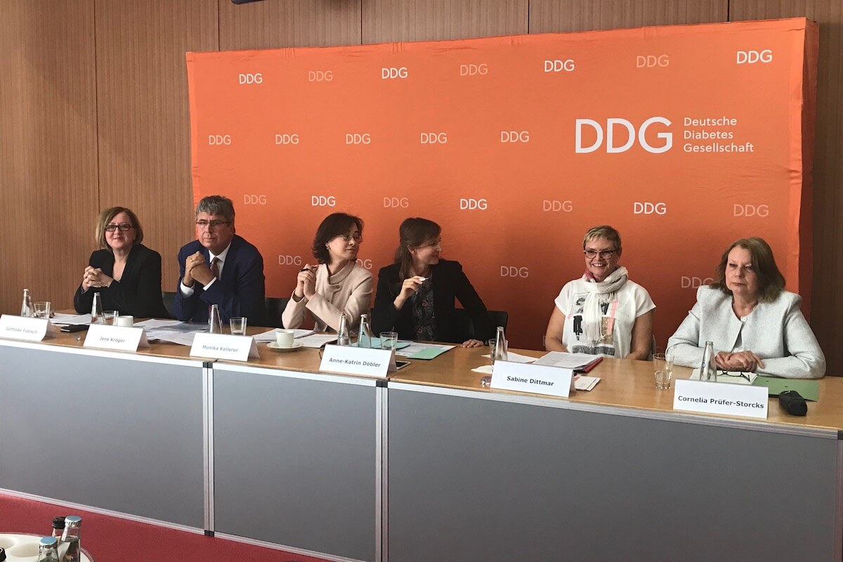 Diskutierten über die Nationale Diabetes-Strategie (v.l.): Dr. Gottlobe Fabisch (VDBD), Jens Kröger (diabetesDE), Professor Dr. med. Monika Kellerer (DDG), Moderatorin Anne-Katrin Döbler, MdB Sabine Dittmar und die Hamburger Gesundheitssenatorin Cornelia Prüfer-Storcks (Foto: DDG)
