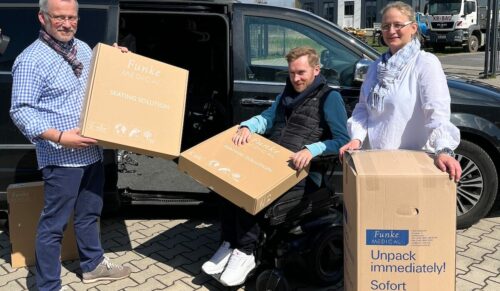 Er kam, um medizinische Matratzen abzuholen und Danke zu sagen: Samuel Koch besuchte Patricia und Andreas Funke von Funke Medical in Raesfeld. (Foto: Allendorf und Maurer GmbH und der Funke Medical GmbH)