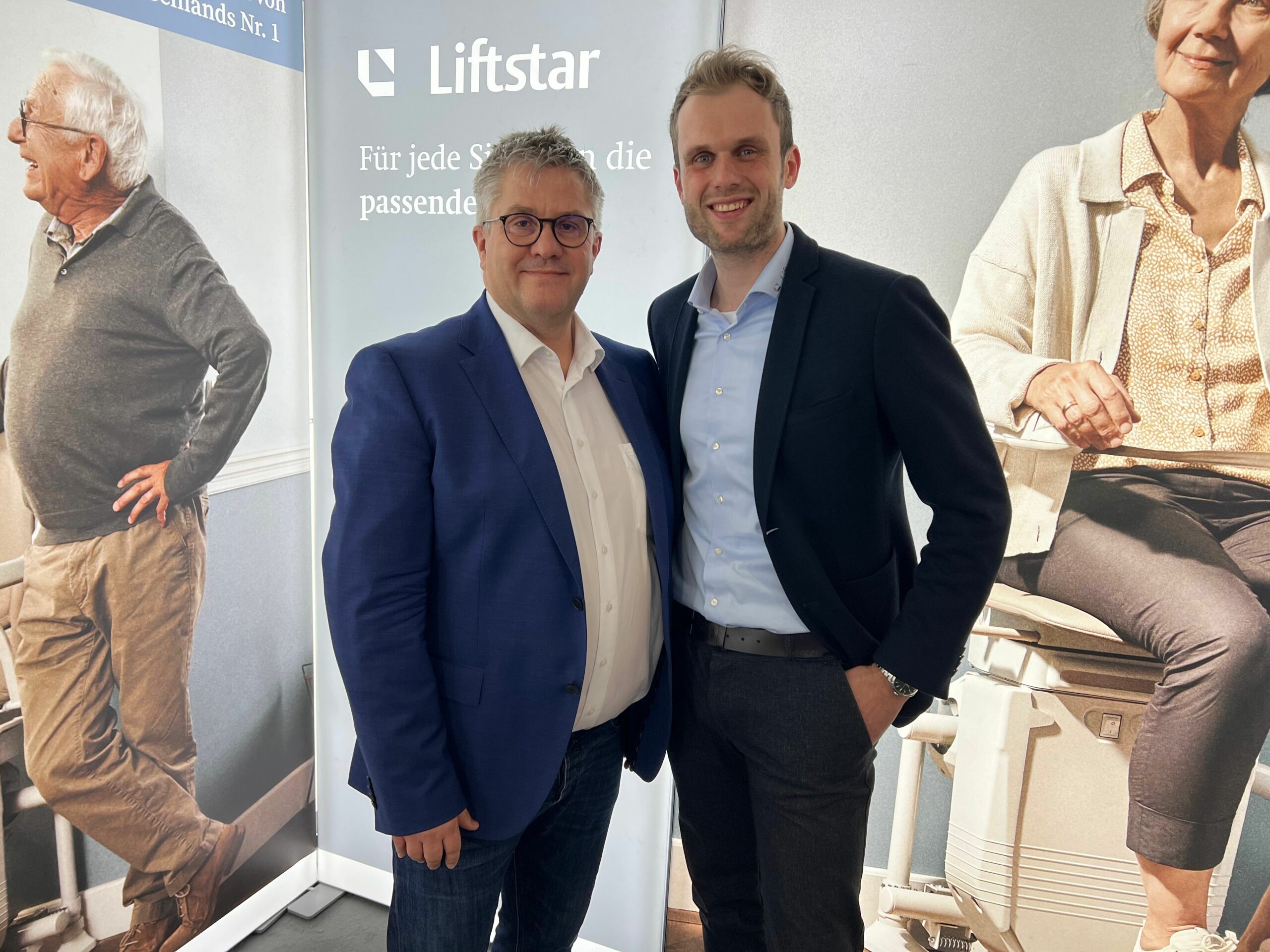 Jens Sellhorn, Geschäftsführer der RehaVital Gesundheitsservice GmbH mit Alexander Weper, Leiter Key Account Management der Liftstar GmbH. (Foto: RehaVital)