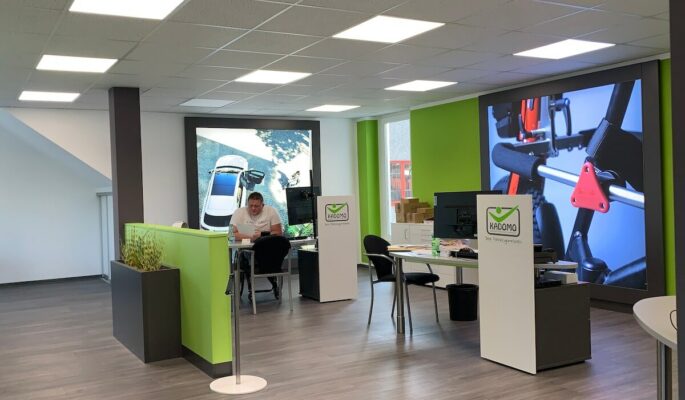 Die Mobilitätsmanufaktur Kadomo hat ihr Kundenzentrum neu gestaltet und mit modernen Lounges als Beratungsbereiche ausgestattet. (Foto: Kadomo)
