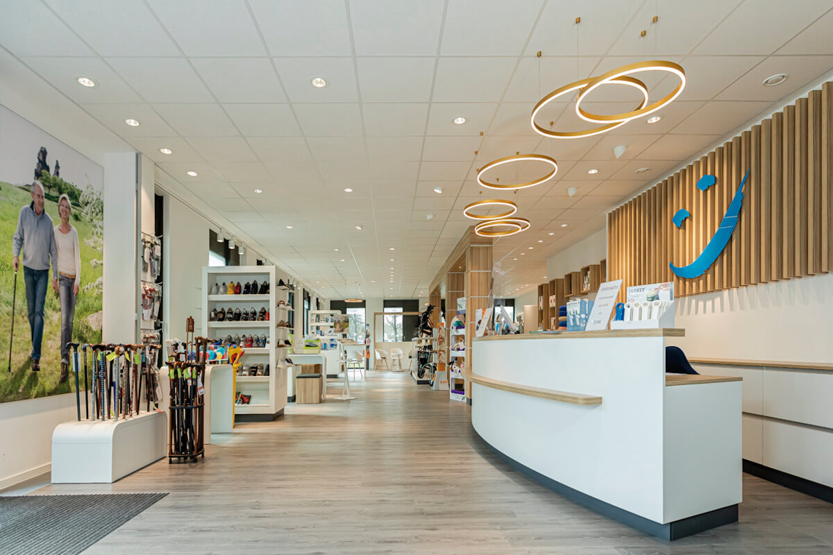 Abgehängte Lichtringe über der abgerundeten Kassenanlage sorgen im Sanitätshaus Lammert für Aufmerksamkeit. (Fotos: OBV)