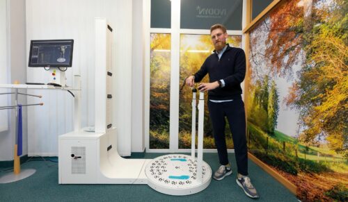 In der Messkabine mit dem Ganzkörper-Scanner „Bodytronic 610“ von Bauerfeind steigert Maximilian Möller den Wohlfühlfaktor mit einem Fotomotiv des Thüringer Waldes. (Foto: Bauerfeind/Frank Steinhorst)