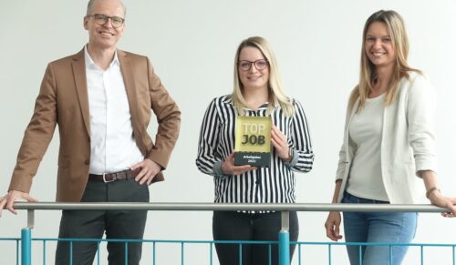 Geschäftsführer Rainer Kliewe und die beiden Personalentwicklerinnen Debora Bähring und Stefanie Schwitalla freuen sich über die „Top Job“-Auszeichnung für die Ofa Bamberg GmbH. (Foto: Ofa Bamberg)