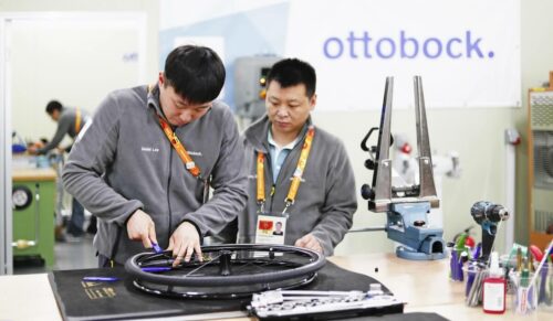 Die technischen Expertinnen und Experten der Ottobock Werkstatt kümmern sich auch um die Alltags-Hilfsmittel der Athletinnen und Athelten. Hier wird der Reifen eines Rollstuhls gewechselt, bei den Paralympics in PyeongChang 2018. (Foto: Getty Images für Ottobock)