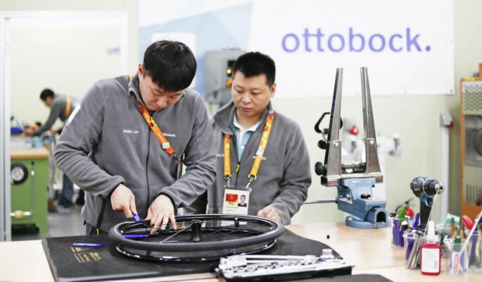 Die technischen Expertinnen und Experten der Ottobock Werkstatt kümmern sich auch um die Alltags-Hilfsmittel der Athletinnen und Athelten. Hier wird der Reifen eines Rollstuhls gewechselt, bei den Paralympics in PyeongChang 2018. (Foto: Getty Images für Ottobock)