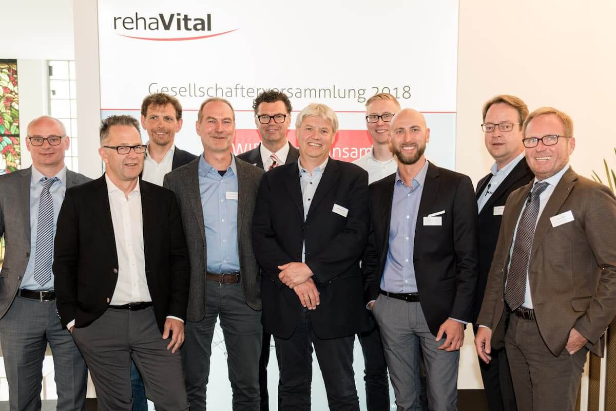 Der Aufsichtsrat der RehaVital (v.l.). Stefan Wurster, Alexander Pohl, Roland Schmid, Harald Fischer, Geschäftsführer Ralf Kaspar Kemmerling, Ralf Benedikt Letterman, Matthias Kranz, Charly Schwarz, Detlef Möller, Jörg Reisgies (Vorsitzender der Gesellschafterversammlung). Es fehlt Peter Kraft. (Foto: RehaVital)