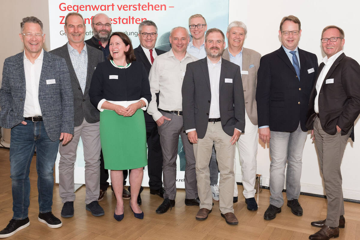 Der RehaVital-Aufsichtsrat mit seinen zwei neu gewählten Mitgliedern (v.l.): Alexander Pohl (Häussler Medizin- und Rehatechnik), Harald Fischer (Fuchs + Möller mbH), Stephan Thoma (Schaub), Heike Peter (R. Brandau & Sohn), Jens Sellhorn (Geschäftsführer rehaVital), Stefan Wurster (Sanitätshaus Wurster), Matthias Kranz (hinten, Medizintechnik Jürgen K. Kranz), Peter Kraft (Sanitätshaus Emil Kraft), Ralf Lettermann (Lettermann Sanitätshaus), Detlef Möller (Aufsichtsratsvorsitzender, Sanitätshaus Stolle), Jörg Reisgies (Vorsitzender der Gesellschafterversammlung, Brandes & Diesing, Foto: RehaVital)
