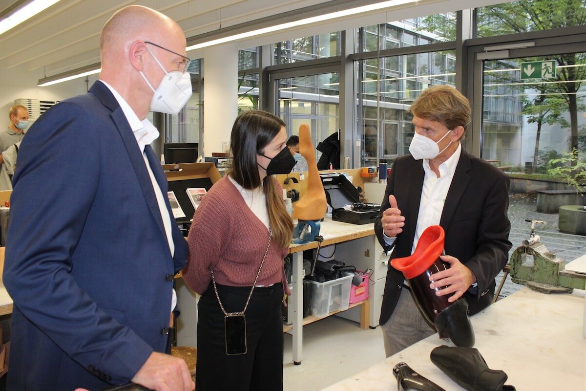 Im Gespräch in der Orthopädietechnik-Werkstatt (v.l.): Alf Reuter, Präsident des Bundesinnungsverbandes für Orthopädietechnik (BIV-OT) und Vorstandsmitglied von WvD, Saskia Weishaupt, MdB (Bündnis 90/Die Grünen), und Thomas Kurtze, Inhaber Kurtze Orthopädie-Technik in München. (Foto: LIB-OT)