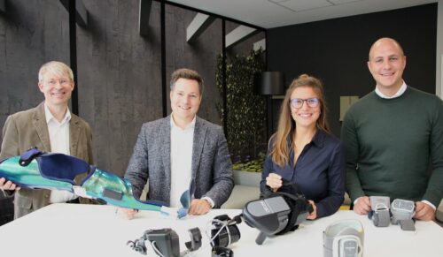 Über die Qualifizierung freuen sich Dr. Michael Brinkmeier (Vorstand Schlaganfall-Hilfe, v.l.), Geschäftsführer Ferdinand Mitschke, Anna Engel (Projektleiterin Schlaganfall-Hilfe) und Sebastian Ziemba (Projektleiter Mitschke). Foto: Schlaganfall-Hilfe