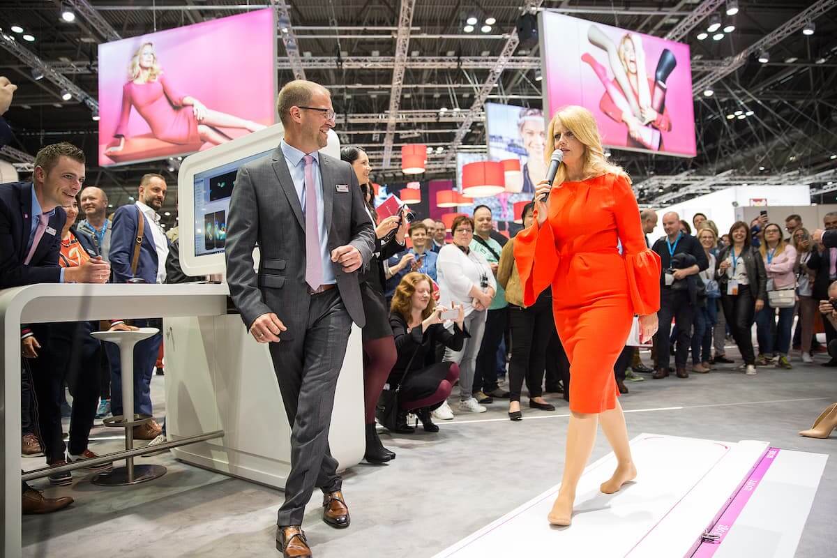 Besuch auf der OTWorld: Am Stand von Medi schlüpfte Markenbotschafterin Barbara Schöneberger aus ihren High Heels uns ließ ihre Füße und ihren Gang analysieren. (Foto: Medi)
