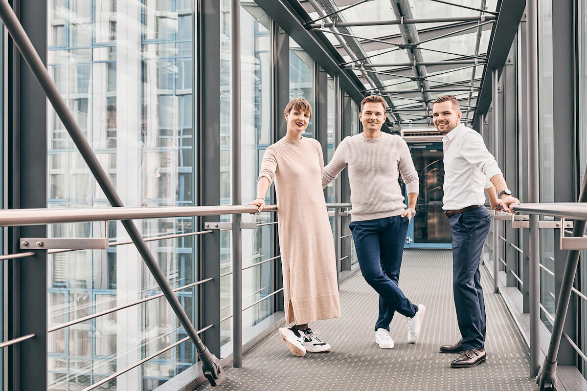 Miriam Weihermüller, Philipp Schatz und Marcus Weihermüller (v. l.) führen das Familienunternehmen Medi in dritter Generation in die Zukunft. (Bild: www.medi.de)