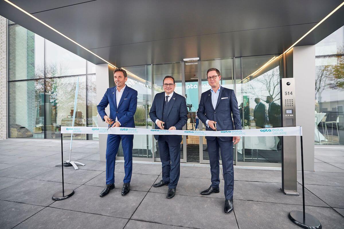 Andreas Fischer, Thomas Kufen (OB Essen) und Mark Steinbach (v.l.) bei der Eröffnung des Opta Data Campus. (Foto: Opta Data)