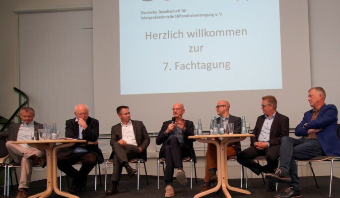 An der Podiumsdiskussion der 7. Fachtagung der DGIHV nahmen teil (v.l.): Dr. Dietmar Rohland, Leiter Geschäftsbereich Consulting des Medizinischen Dienstes Niedersachsen, Dr. med. Matthias Schmidt-Ohlemann, Vorsitzender der Deutschen Vereinigung für Rehabilitation, Dr. phil. Christoph Egen, Klinikmanager und wissenschaftlicher Mitarbeiter in der Klinik für Rehabilitationsmedizin der Medizinischen Hochschule Hannover, Alf Reuter, Präsident des BIV-OT und DGIHV-Vorstandsmitglied, Prof. Dr.-Ing. Malte Bellmann, Professor für Orthopädietechnik und Biomechanik an der PFH Göttingen. Olaf Gawron, stv. Vorsitzender der DGIHV und Prof. Dr. med. oec. Bernd Greitemann, Ärztlicher Direktor der Klinik Münsterland am RehaKlinikum Bad Rothenfelde. (Foto: DGIHV / Kirsten Abel)