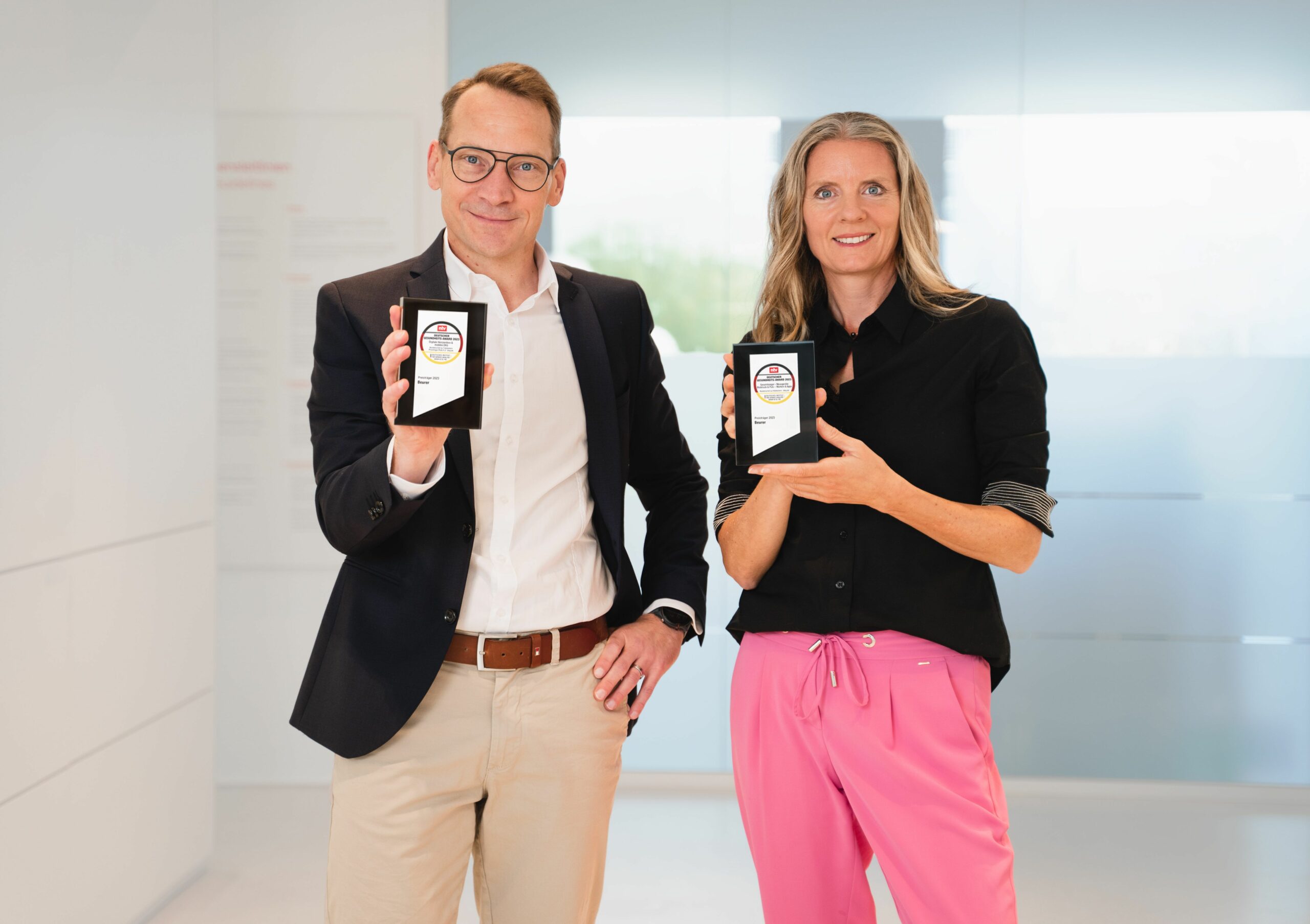 (v.l.n.r.) Kilian Kufner und Kerstin Glanzer, Beurer. (Foto: Beurer)