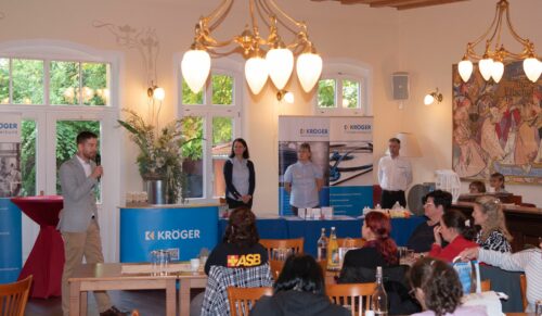 Robert Schumann, Vertriebsleiter der Medizintechnik & Sanitätshaus Harald Kröger GmbH, begrüßt die Teilnehmenden am Herbstsymposium. (Foto: Kröger)