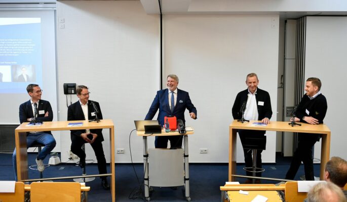 PFH-Professor Frank Albe (Mitte) diskutierte mit Thomas und Detlef Möller (Sanitätshaus Stolle, li.) sowie Friedrich und Florian Streifeneder über die Unternehmensnachfolge. (Foto: PFH Private Hochschule Göttingen)
