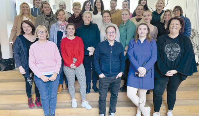 Patrick Buhl und einige der aktuell rund 40 Expertinnen für Lip- und Lymphödeme aus den Oped Sanitätshäusern. (Foto: Oped)