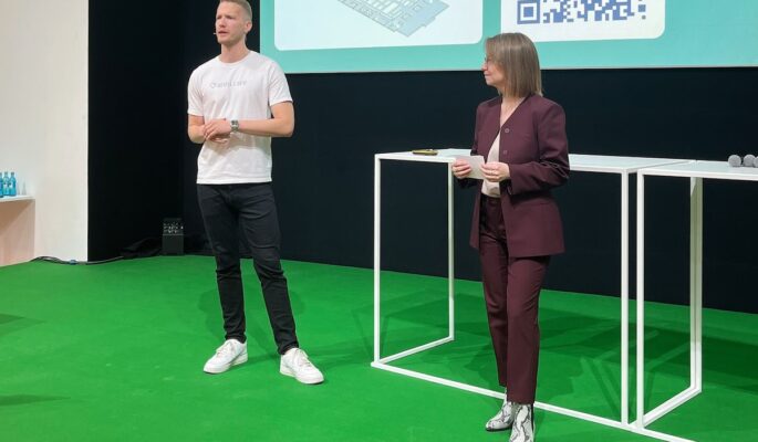 Wie digitale Tools den Arbeitsalltag von Sanitätsfachhändlern erleichtern können, erläuterte Valentin Kronreif von Anni.care. GP-Redakteurin Laura Klesper moderierte den Themenblock. (Foto: Redaktion)