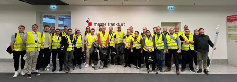 Die Teilnehmer der ersten Guided Tour des GesundheitsProfis über die Formnext. (Foto: Redaktion)